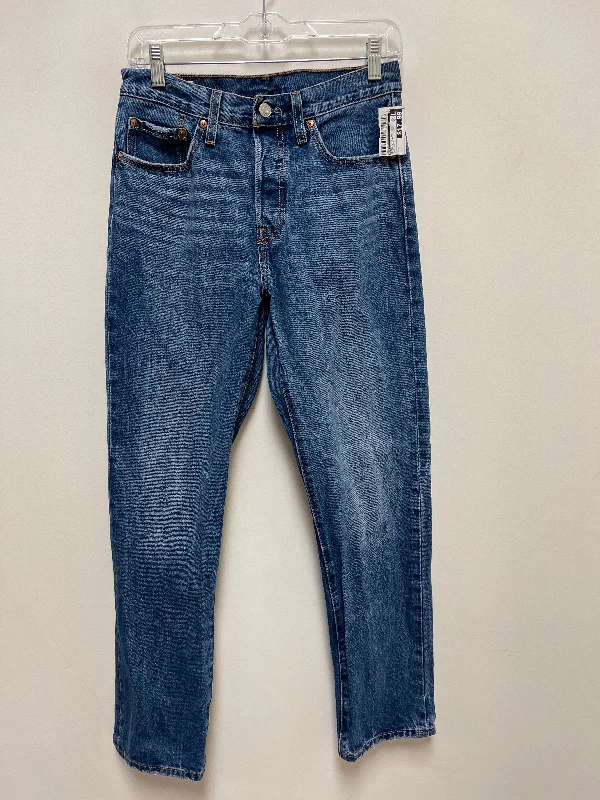 Stretch denim jeans with a fitted waist and slightly flared legs for a trendy silhouetteJeans Straight By Levis In Blue Denim, Size: 4