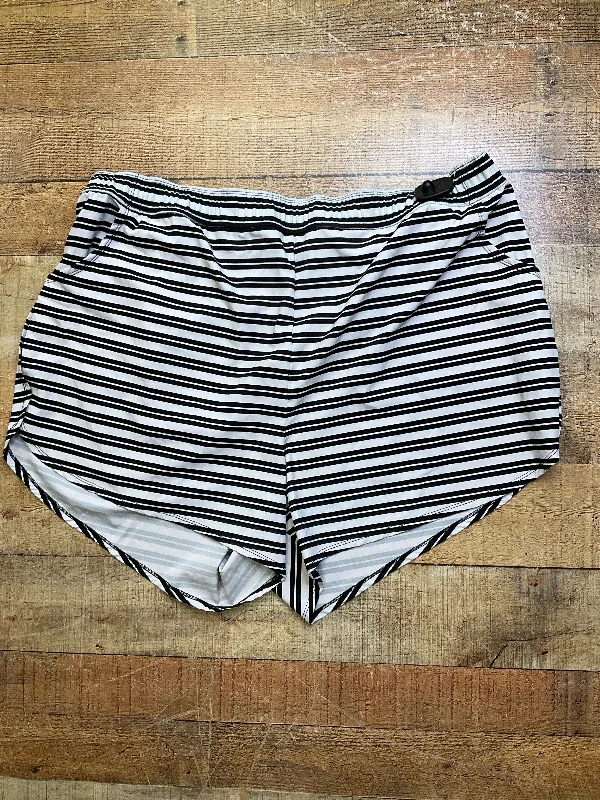 Lightweight women's leggingsBlack & White Athletic Shorts Torrid, Size 4x